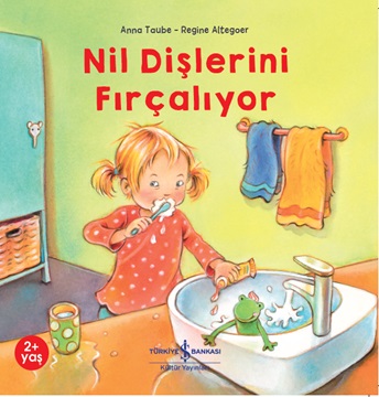 Nil Dişlerini Fırçalıyor